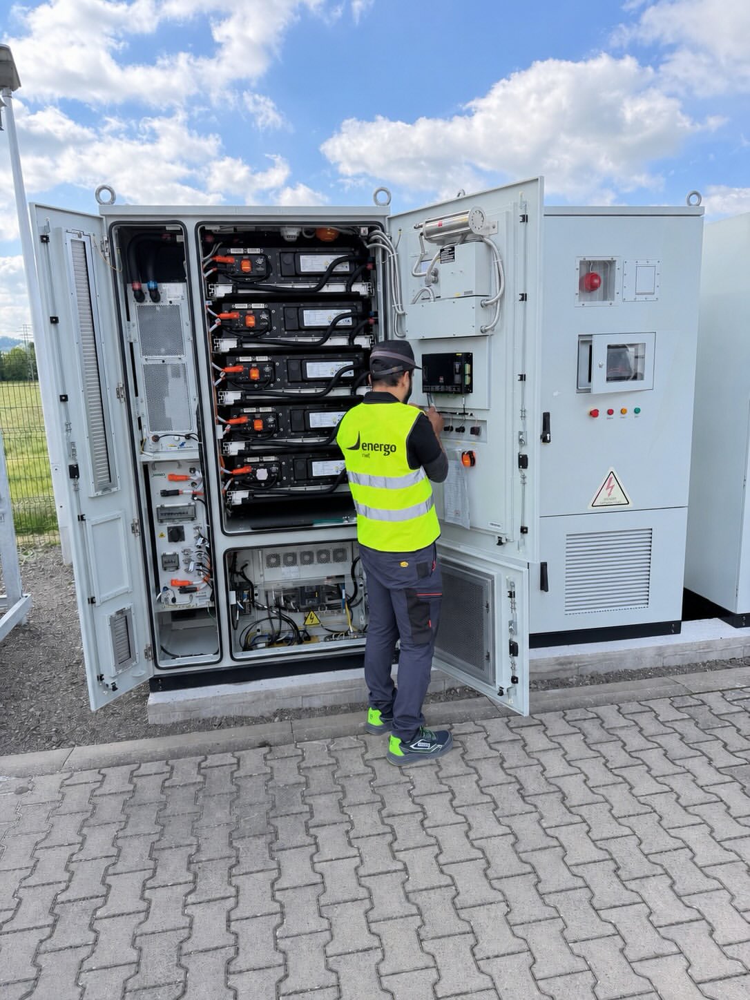 Technik NWT při zapojení a oživení bateriového kabinetu na instalaci BESS