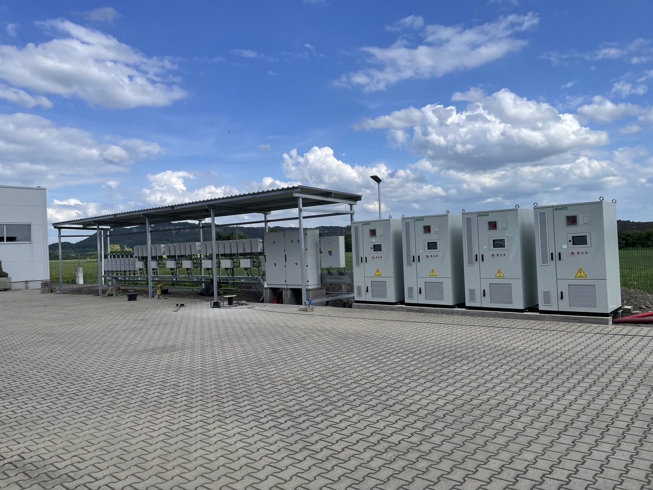 Čtyři kabinety Jinko SunGiga 100/215 na letišti v Mnichově Hradišti, ČR