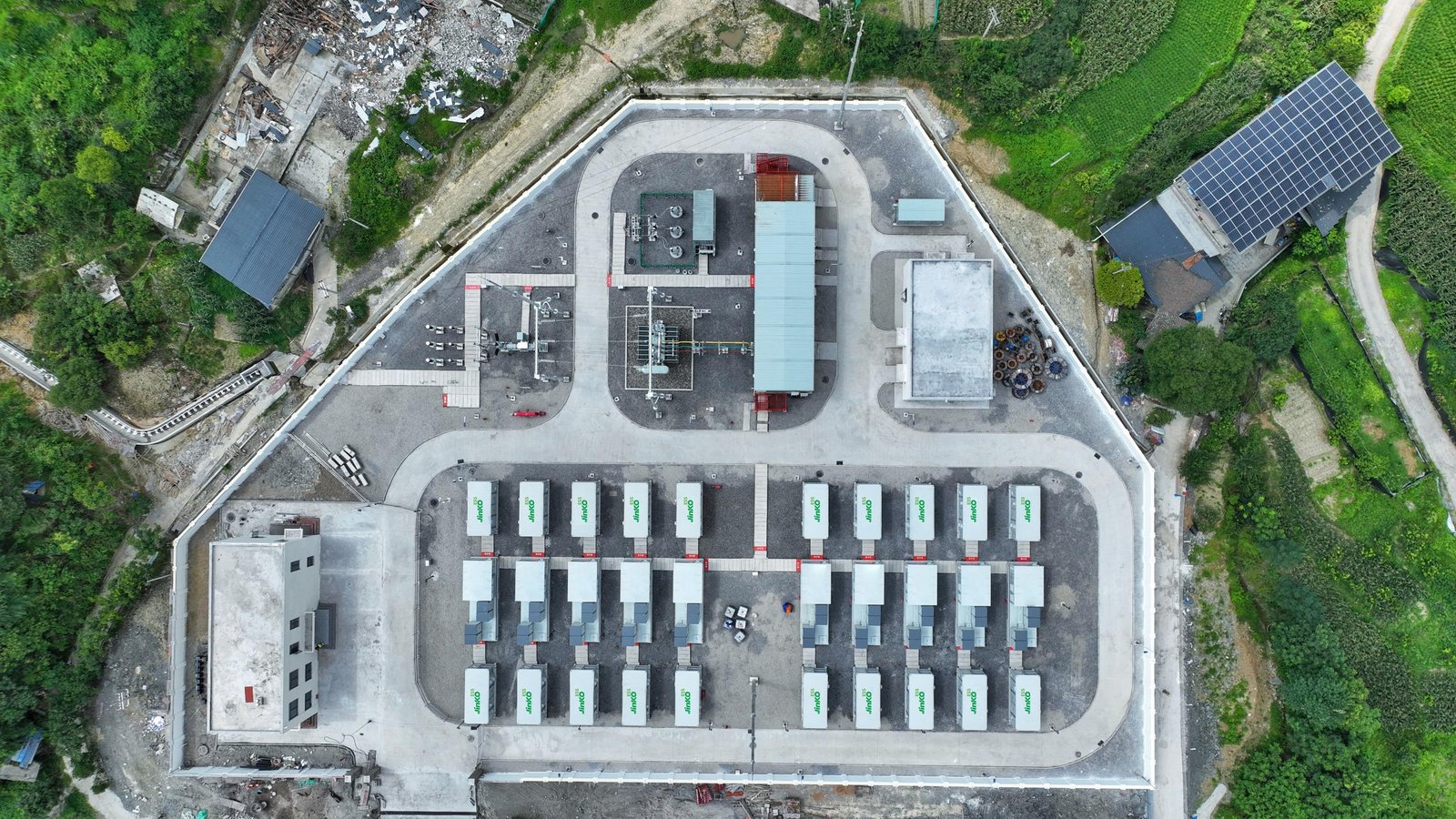 Letecký pohled na Jinko ESS utility projekt 50 MW / 100 MWh, Čchung-čching, Čína, 2024