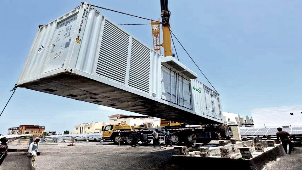 Instalace Jinko ESS kontejneru jeřábem — off-grid projekt nahrazující dieselagregáty, Džibutsko, 2022