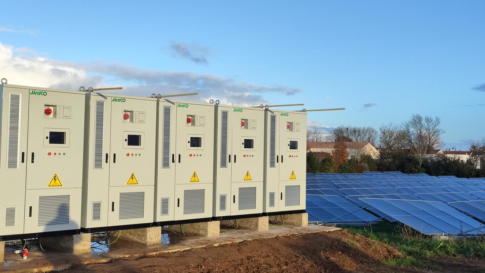 Jinko SunGiga C&I instalace 0,5 MW / 1,075 MWh vedle FVE, Francie, 2024