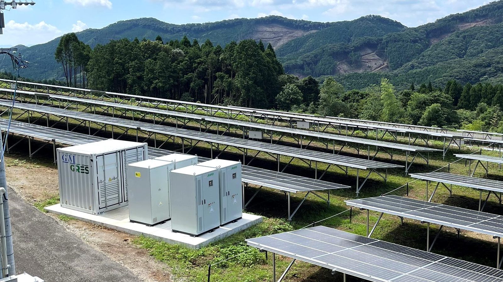 Jinko ESS DC-coupled projekt Miyazaki, 7,74 MW / 15,48 MWh, Japonsko, 2024