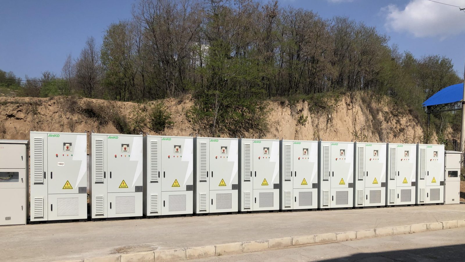 Jinko ESS distribuovaný FV projekt Lvliang, 1 MW / 2,15 MWh, Čína, 2023
