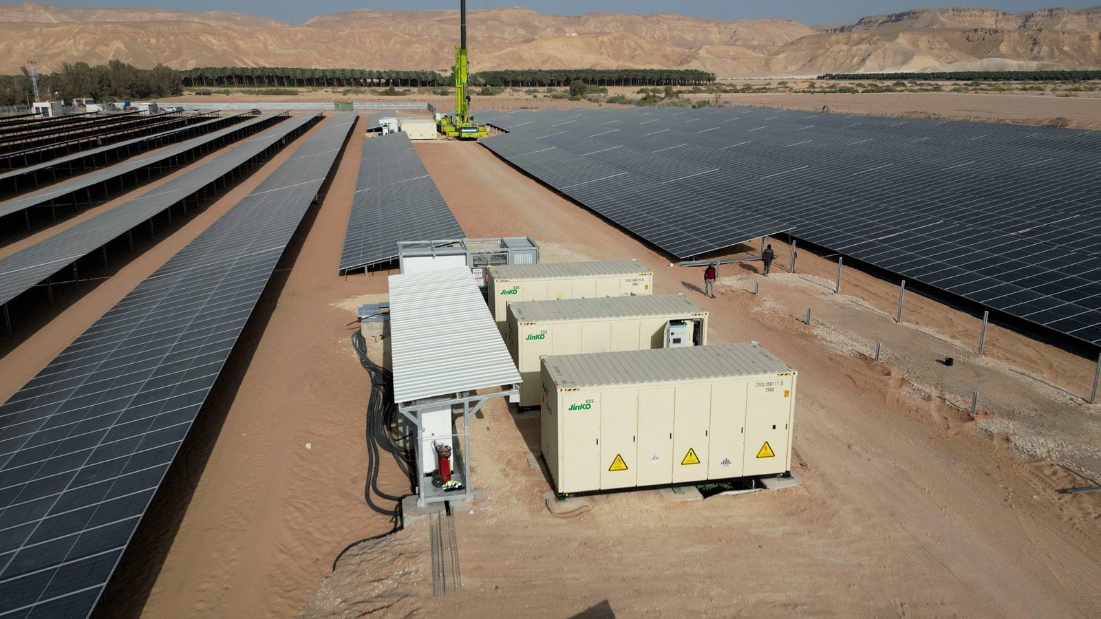 Jinko ESS DC-side utility projekt 128 MW / 515 MWh, Blízký východ, 2024