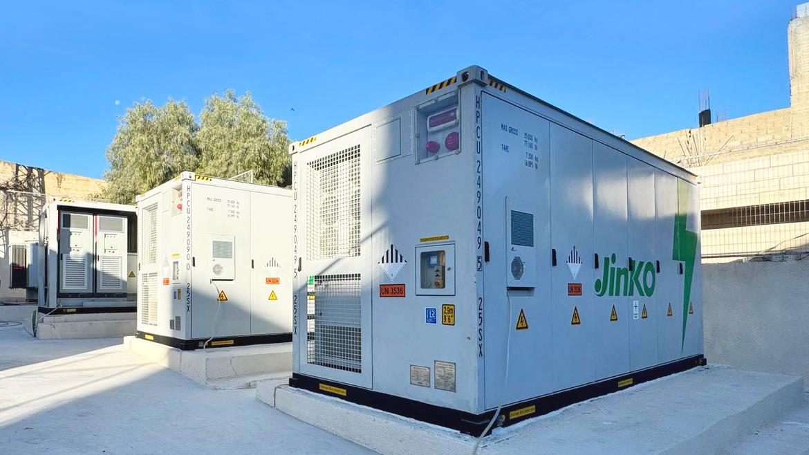 Jinko ESS pilotní projekt, Blízký východ, 2,5 MW / 6,88 MWh, 2024