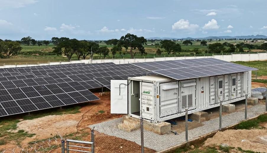 Jinko ESS hybridní mikrogrid, Nigérie, 250 kW / 945 kWh, 2023