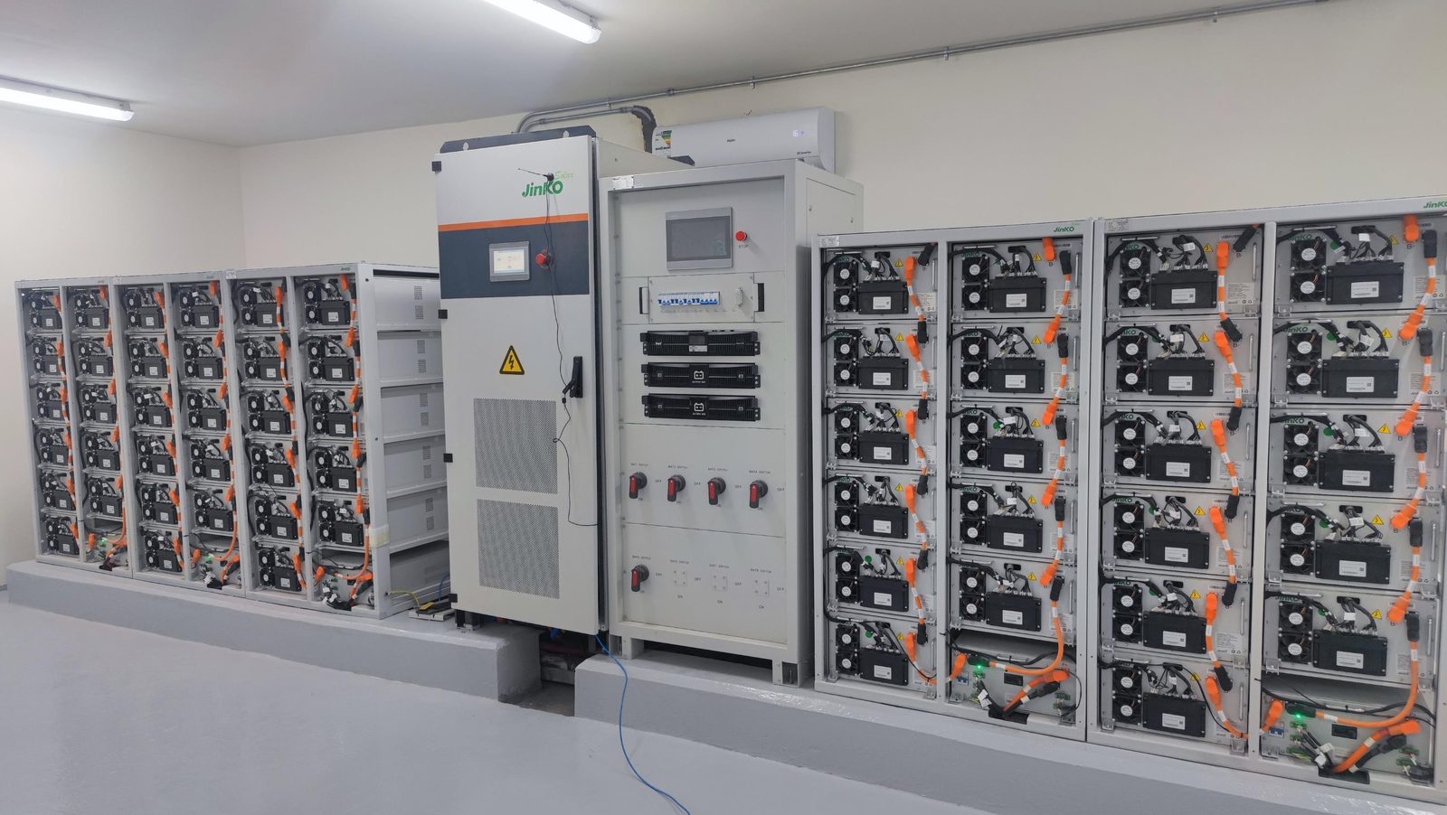 Jinko ESS mikrogrid AC-coupled systém, Saúdská Arábie, 150 kW / 540 kWh, 2023