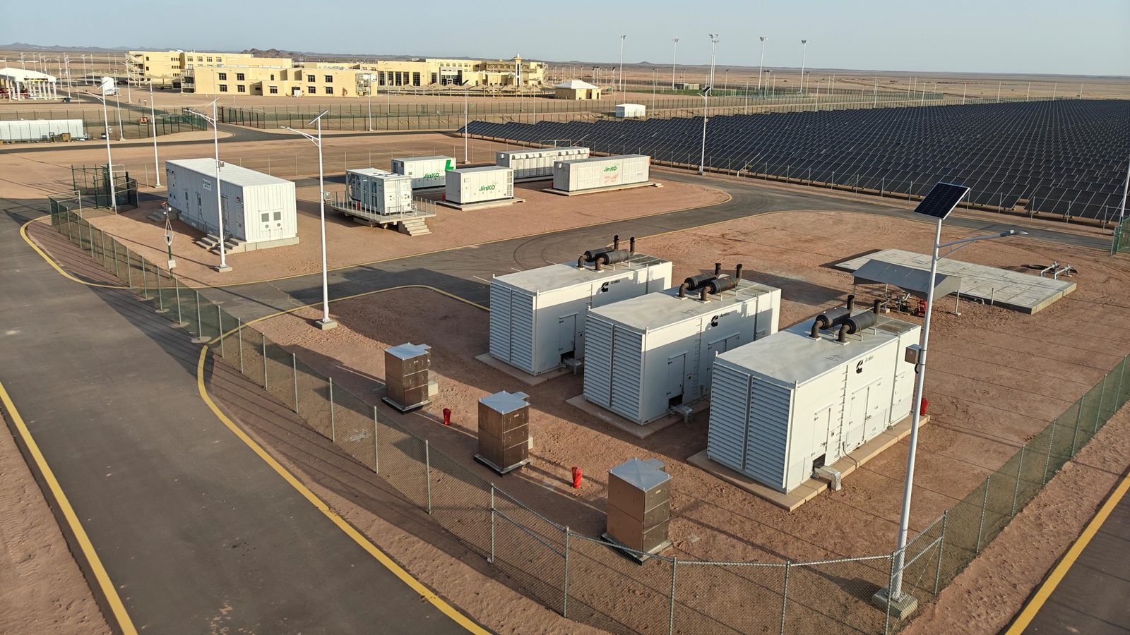 Jinko ESS off-grid DC-coupled projekt, Saúdská Arábie, 3,45 MW / 6,88 MWh, 2024