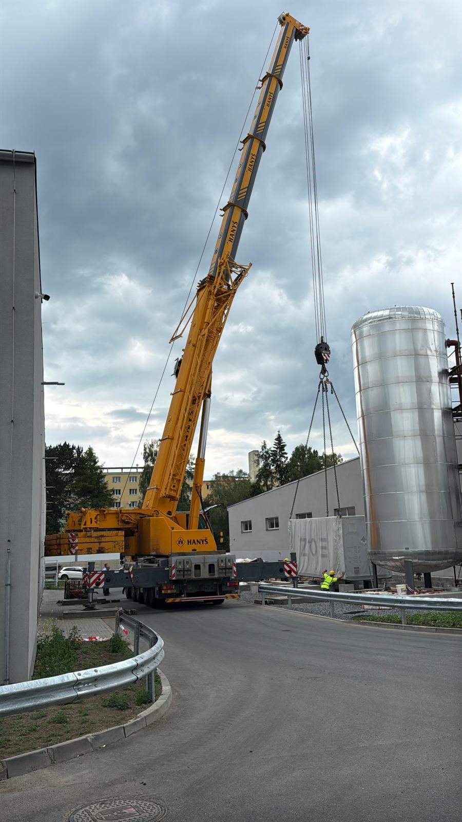 Osazování ZOE kontejneru jeřábem na místě instalace Svitavy