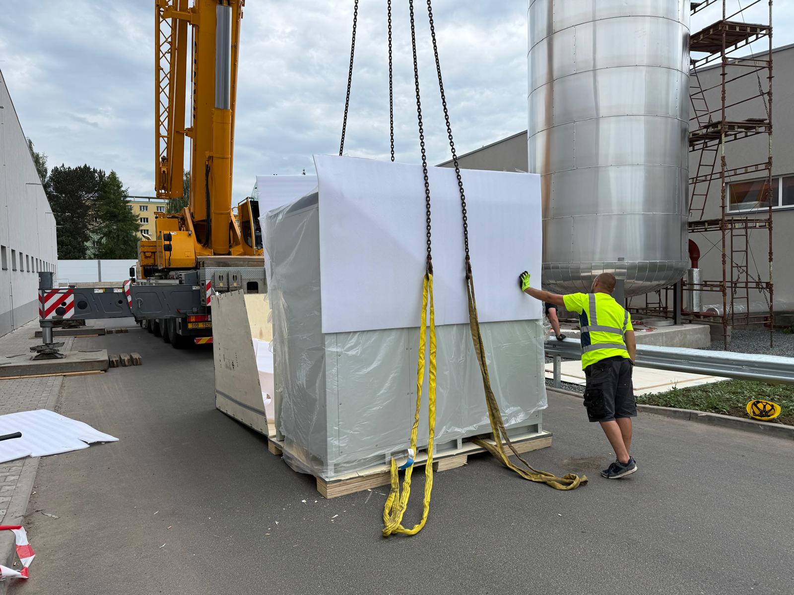 Osazování výkonové elektroniky jeřábem na místě instalace Svitavy