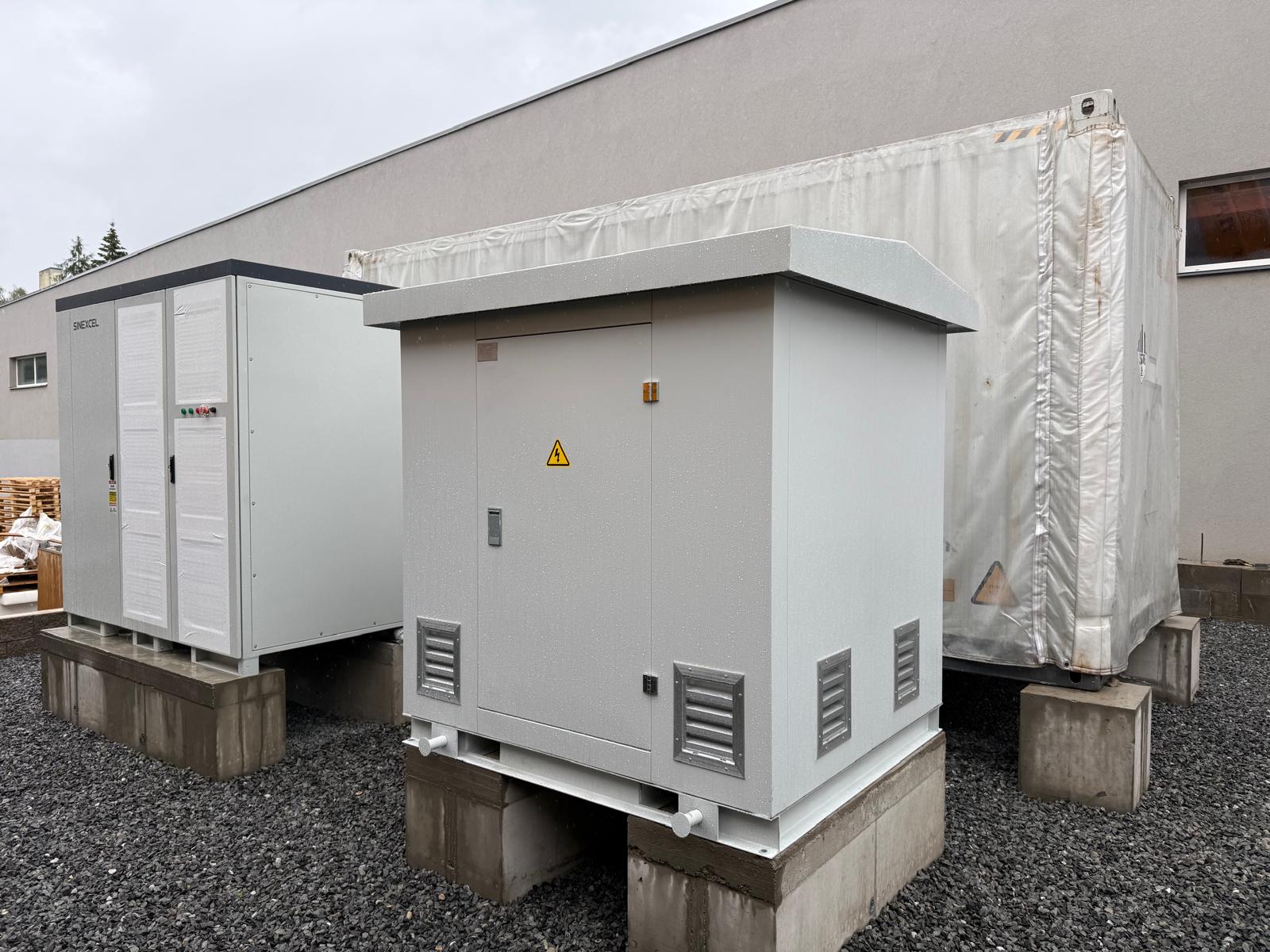 Transformátor a výkonová elektronika na základech vedle ZOE kontejneru, Svitavy